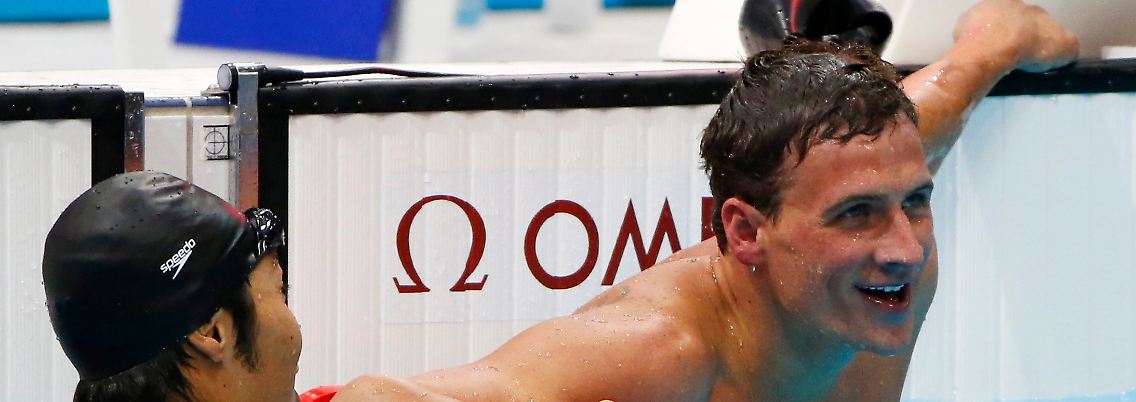 Lochte freut sich nach dem Sieg.