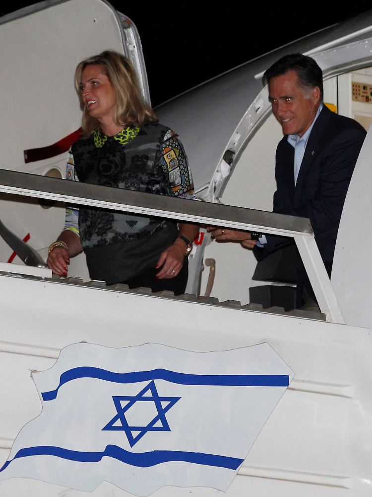 Romney mit seiner Frau Ann bei der Ankunft in Tel Aviv.