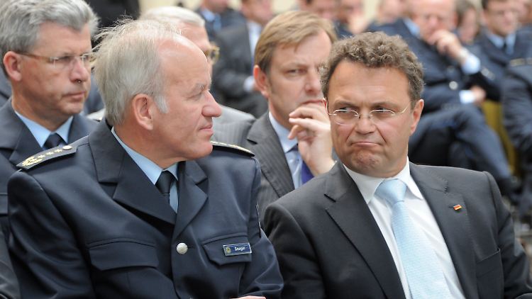 Bundespolizeichef Seeger (l.) mit Innenminister Friedrich. Grund für den Personalwechsel sei unter anderem ein gestörtes Vertrauensverhältnis.