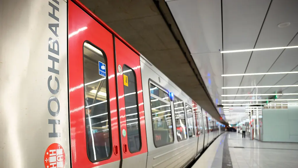 Um-auf-die-gestiegene-Nachfrage-zu-reagieren-setzt-die-Hochbahn-samstags-kuenftig-mehr-Bahnen-ein-Symbolbild