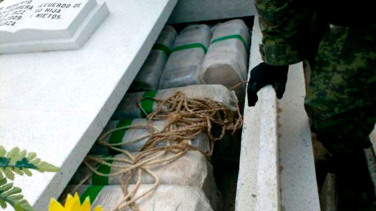 Unter Grabplatten fanden Soldaten die Drogen.