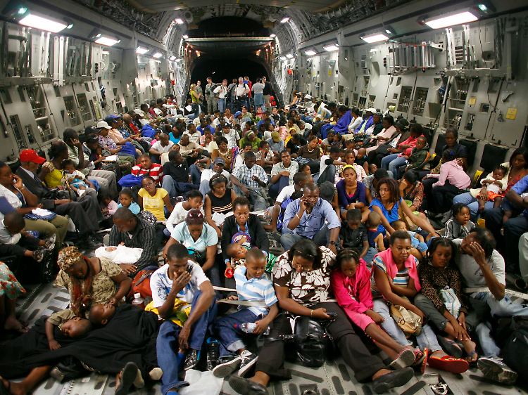 Mit einer Militärmaschine werden US-Bürger aus Haiti ausgeflogen. Bürger anderer Nationen müssen warten.