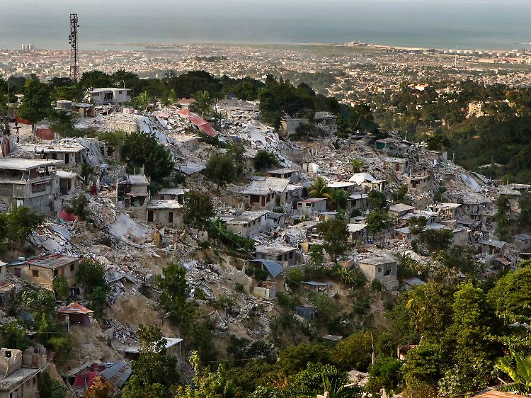Haiti ist nahezu komplett entwaldet - viele Slums, die auf Abhängen in Port-au-Prince errichtet worden waren, sind bei dem Erdbeben abgerutscht.