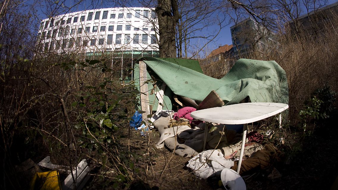 Die Behausung eines Obdachlosen mitten im Regierungsviertel in Berlin vor der Zentrale der Heinrich-Böll-Stiftung. Als obdachlos gilt in Deutschland jeder, der über keinen mietvertraglich abgesicherten Wohnraum verfügt.