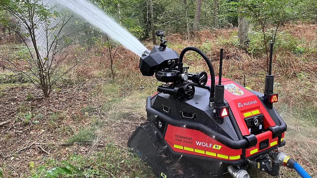 Der-neue-Loesch-Roboter-Magirus-Wolf-R1-hat-sich-nach-Angaben-der-Stadt-Hanau-bewaehrt