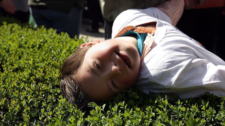 Ein kleiner Junge mit Down-Syndrom: Der neue Test auf den Chromosomen-Fehler ist äußerst umstritten.
