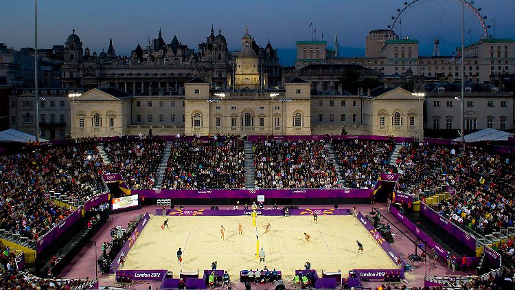 Paradeplatz im Herzen von Londons Regierungsviertel: Hier spielen die Beachvolleyballer. 