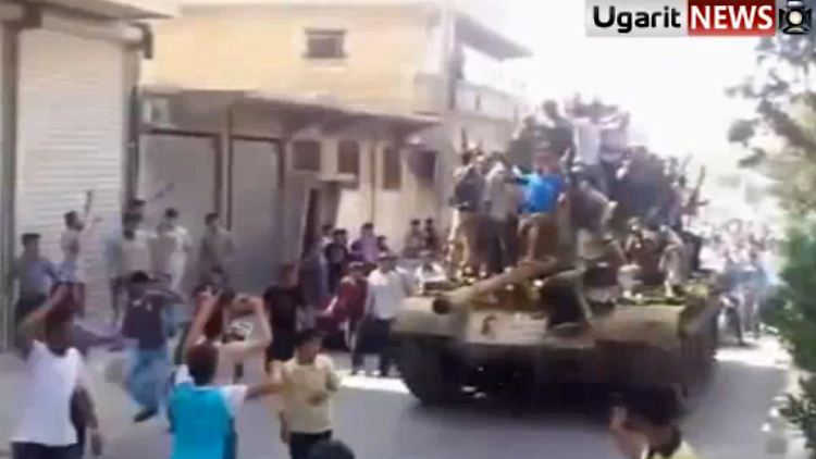 Der Ausschnitt aus einem Video Ugarit News zeigt Männer auf einem Panzer in der syrischen Stadt Aleppo.