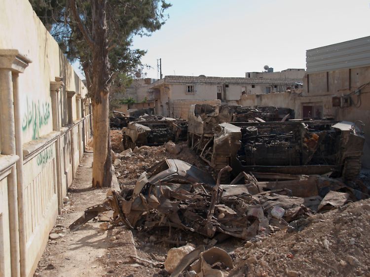Zerstörte Armeefahrzeuge säumen die Straßen von Aleppo.