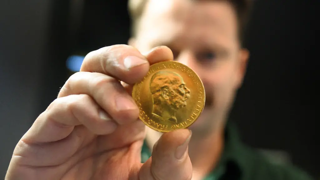 2025-10-21T155744Z-52978874-RC2FGHAEI916-RTRMADP-3-GLOBAL-PRECIOUS-GOLDSMITH