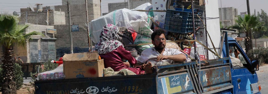 Zivilisten versuchen bei ihrer Flucht aus Aleppo zu retten, was zu retten ist.