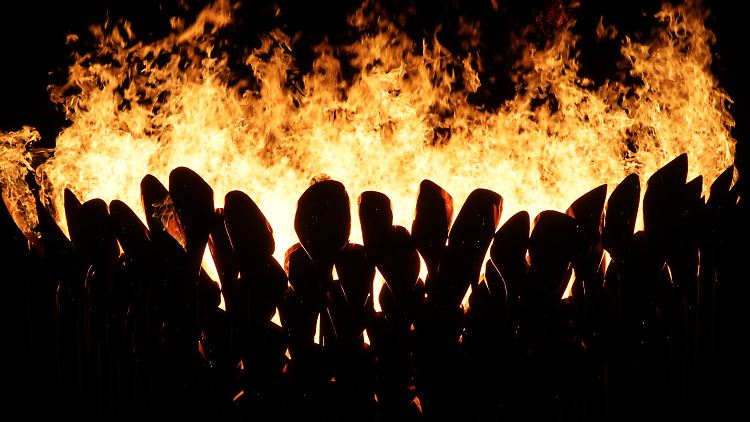 Das Olympische Feuer loderte bisher mitten im Stadion.