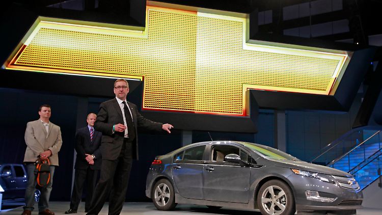 Joel Ewanick bei der Präsentation des Chevrolet Volt Electric Hybrid in Los Angeles 2010.