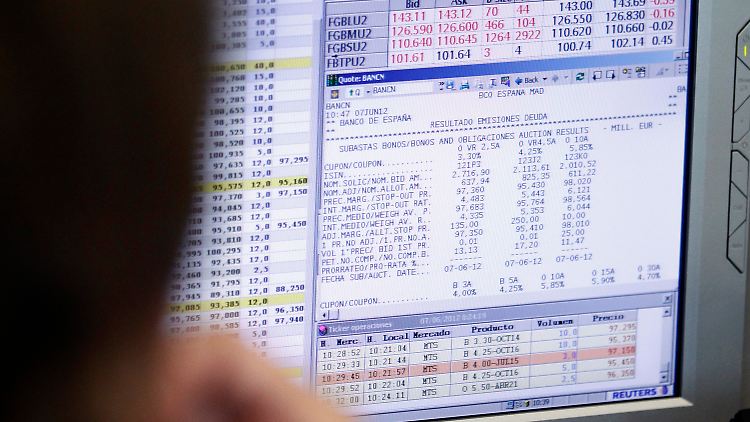Ein Händler in Madrid verfolgt eine Bond-Auktion auf dem Monitor.