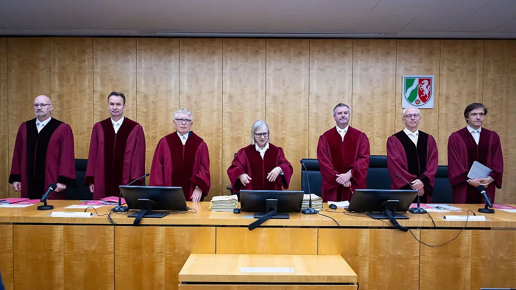 Sieben-Verfassungsrichter-bilden-den-NRW-Verfassungsgerichtshof