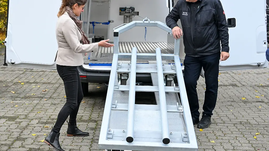 Das-mobile-Schlachtfahrzeug-soll-eine-tierschonende-Schlachtung-direkt-im-Stall-oder-auf-der-Weide-ermoeglichen