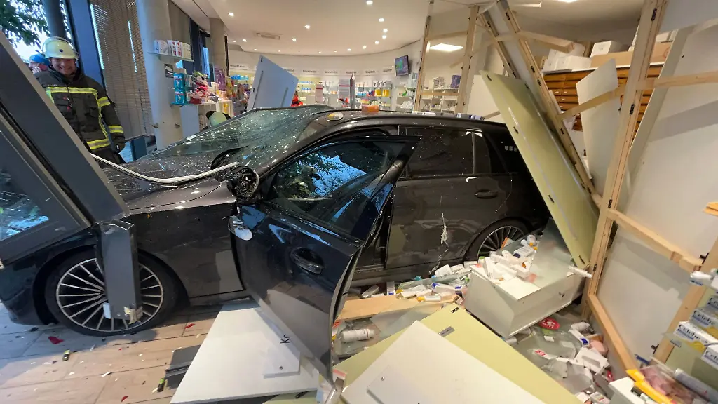 Ein-Grossteil-der-Einrichtung-der-Apotheke-wurde-bei-dem-Unfall-beschaedigt
