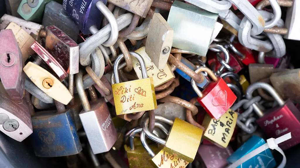 Hunderte-Liebesschloesser-mussten-neuer-Beleuchtung-an-der-Bruecke-weichen