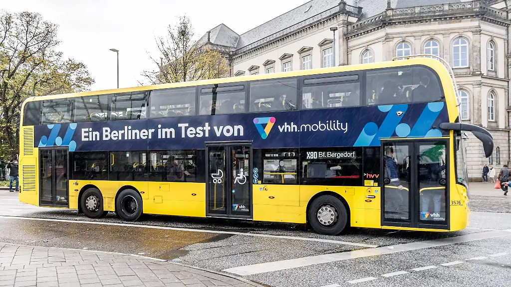 Bis-zum-12-November-soll-der-gelbe-Doppeldeckerbus-zwischen-dem-Hamburger-Hauptbahnhof-und-Bergedorf-im-Probebetrieb-pendeln