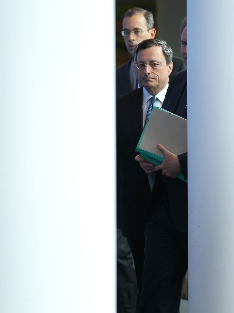 Die Tür zu weiteren Interventionen am Bondmarkt hat sich eine handbreit geöffnet: Draghi könnte das Abwegige möglich machen.