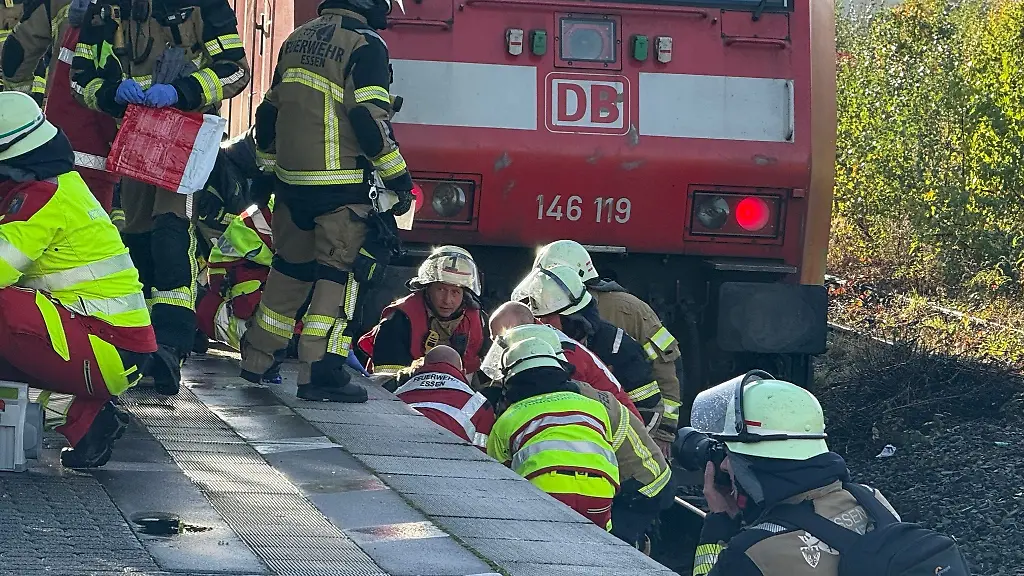 Einsatzkraefte-bergen-den-Verletzten-ein-Mann-ist-in-Essen-auf-Gleis-gestuerzt-und-von-einem-Zug-erfasst-worden