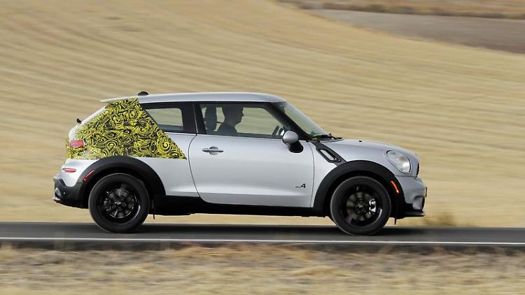 Noch leicht getarnt: Der Mini Paceman ist im Stil eines SUV-Coupés designt.