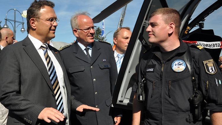 Innenminister Friedrich und der wohl scheidende Bundespolizeichef Seeger treffen auf einen Beamten.