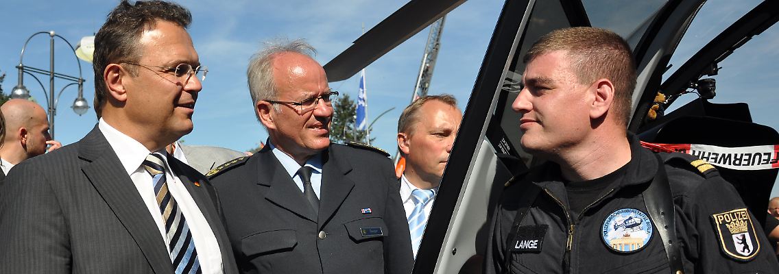 Innenminister Friedrich und der wohl scheidende Bundespolizeichef Seeger treffen auf einen Beamten.