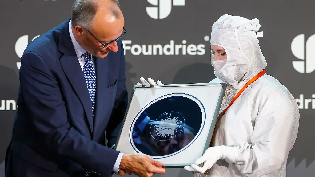 Bundeskanzler-Friedrich-Merz-hat-den-Chiphersteller-Globalfoundries-in-Dresden-besucht