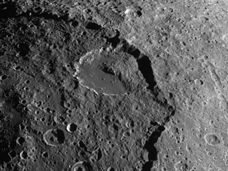 Aufnahme eines enormen Erdrutsches am Krater Malun auf dem Saturnmond Iapetus.