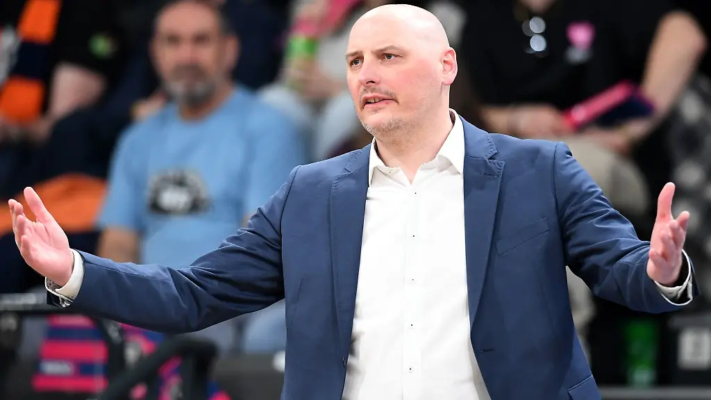 Der-Rostocker-Coach-Przemyslaw-Frasunkiewicz-gestikuliert-am-Spielfeldrand