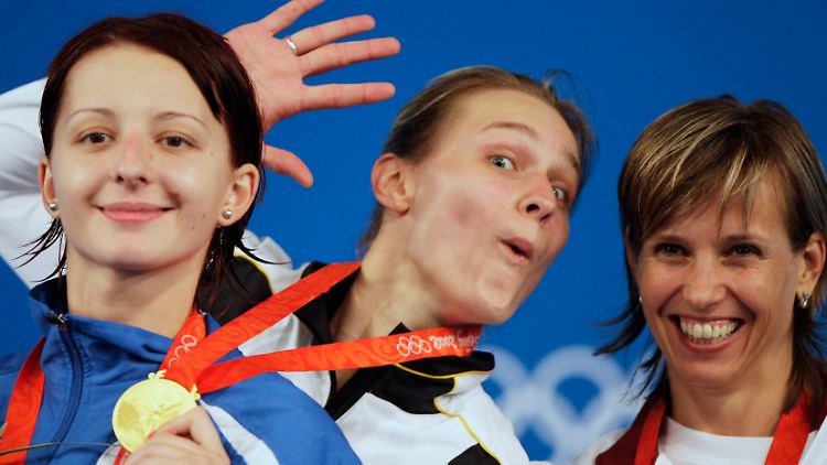 Gold in Peking: Und jetzt ratem Sie mal, wer auf diesem Bild Britta Heidemann ist.