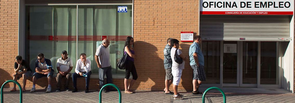 Schlange vor dem Arbeitsamt: Die offizielle Erwerbslosequote steigt im zweiten Quartal auf 24,6 Prozent.