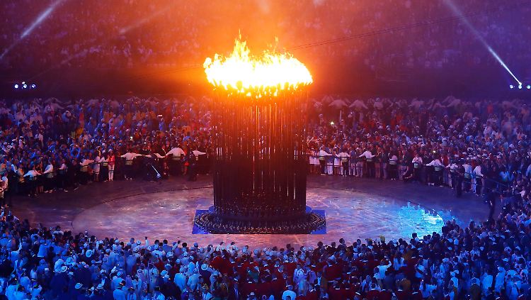 Es leuchtet wieder: das Olympische Feuer.