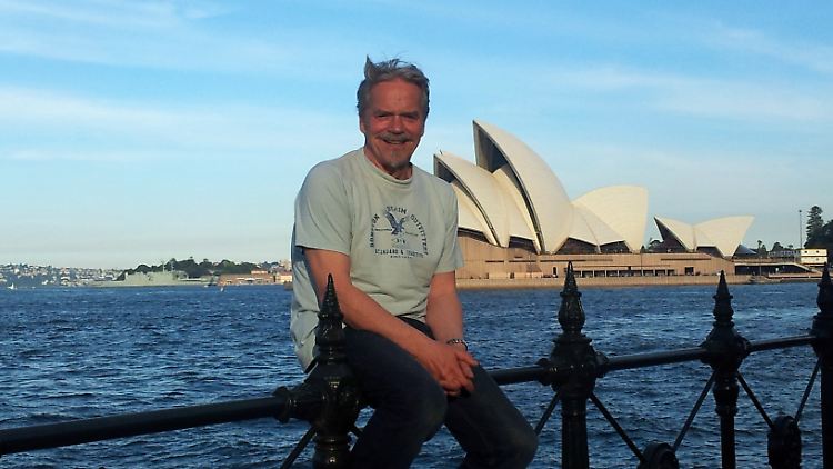 Jürgen Heinrich vor der Oper von Sydney.