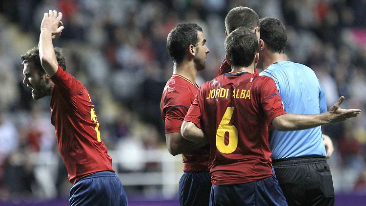 Sie können es nicht fassen: Spaniens Fußballer diskutieren mit den Schiedsrichtern.