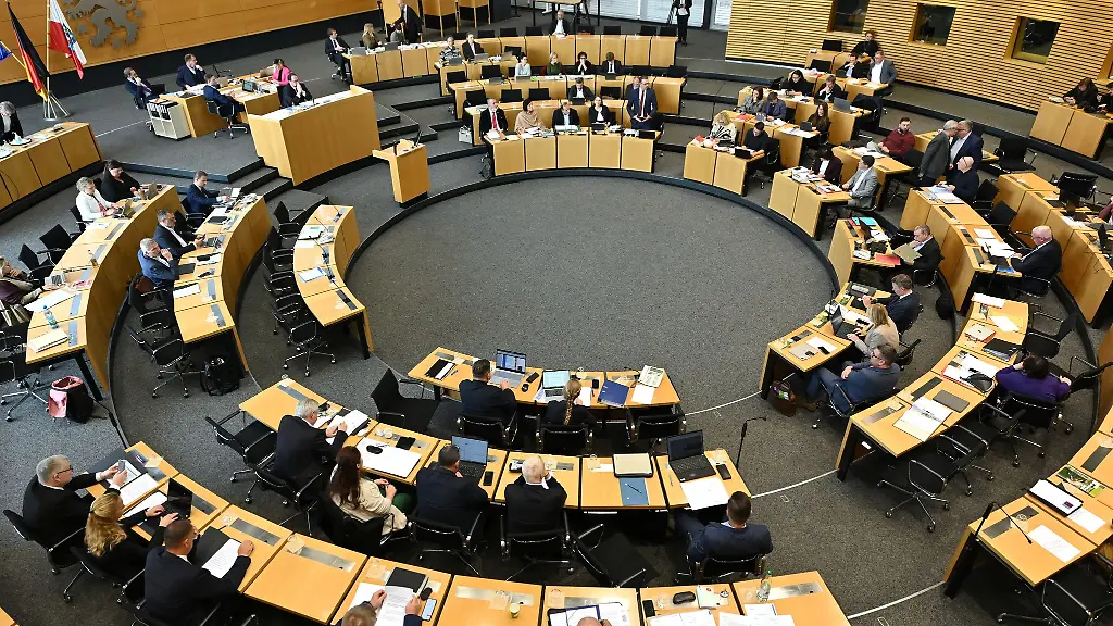 Im-Thueringer-Landtag-beschlossen-die-Abgeordneten-einstimmig-ein-Gesetz-zur-Fusion-weiterer-Gemeinden-inklusive-Hochzeitspraemie