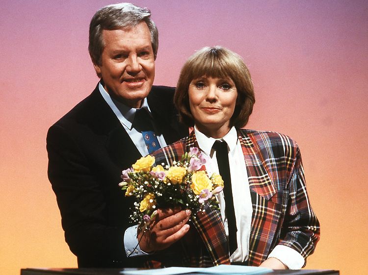 Und erinnern Sie sich auch an sie noch? Wim Thoelke und seine Assistentin Beate Hopf.