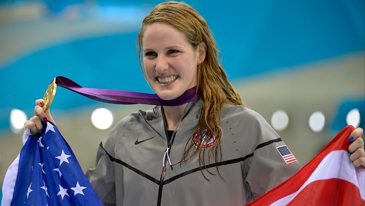 Missy Franklin hält die US-Flagge hoch.
