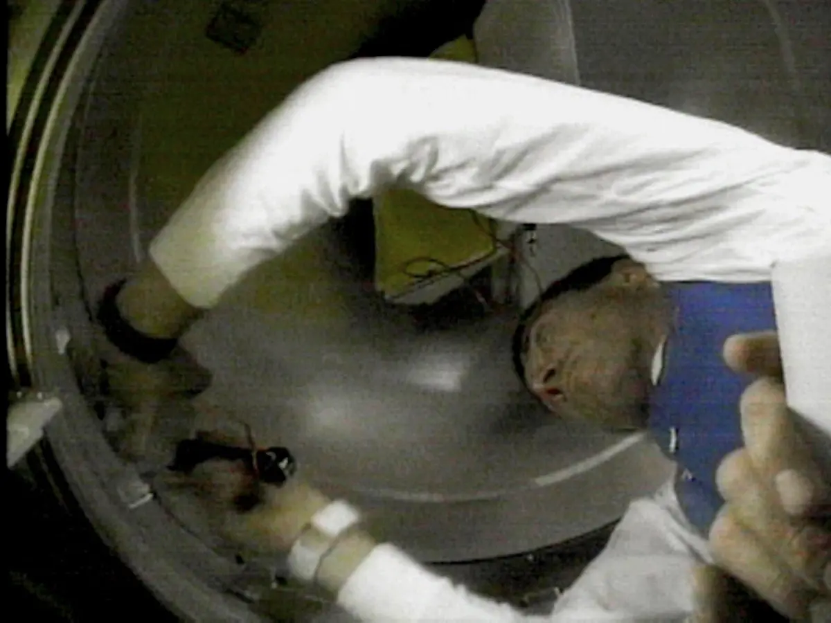 AFP-20001103-APW2000110241572-v1-HighRes-SpaceStationCrew05