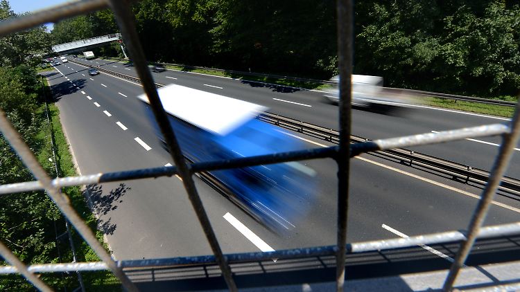Wie hier auf der B3 bei Hannover müssen Lkw künftig zahlen.