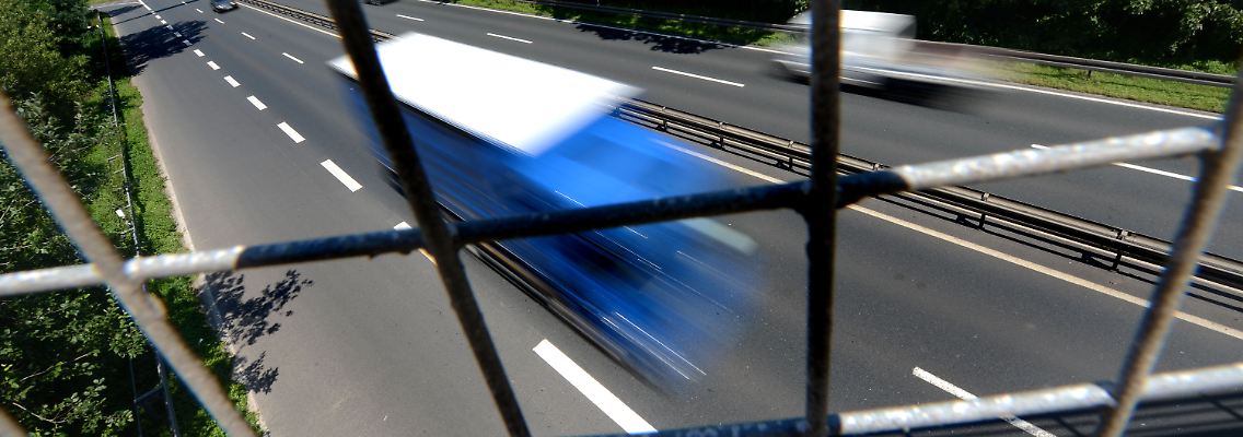 Wie hier auf der B3 bei Hannover müssen Lkw künftig zahlen.