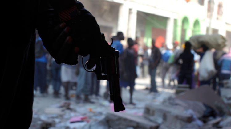 Ein haitianischer Polizist bewacht einen Laden in Port-au-Prince.