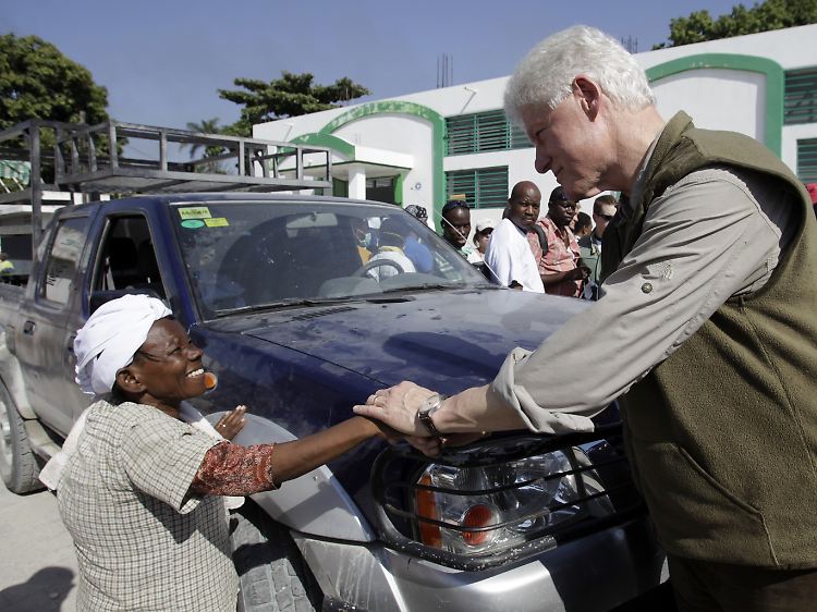 Bill Clinton, der die US-Hilfe vor Ort koordinieren soll, verschafft sich einen Überblick.