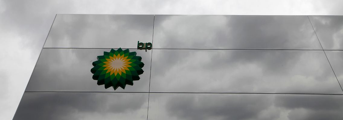 Dunkle Wolken hängen über dem BP-Olympiapavillon in London.