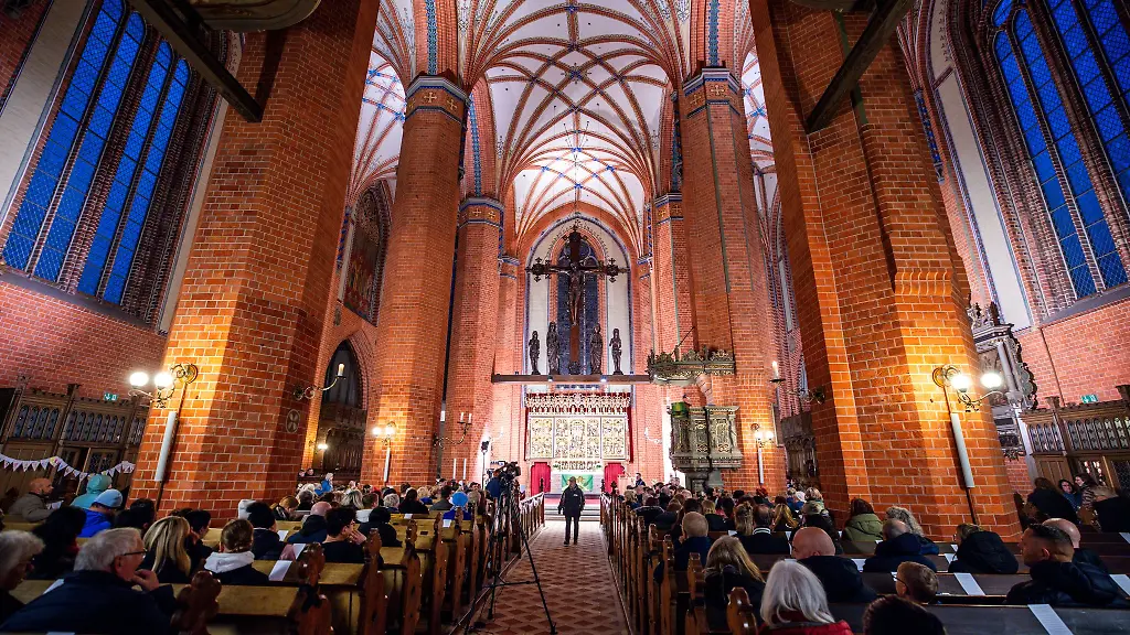 Hunderte-Menschen-nahmen-an-einem-Trauergottesdienst-in-der-Marienkirche-teil