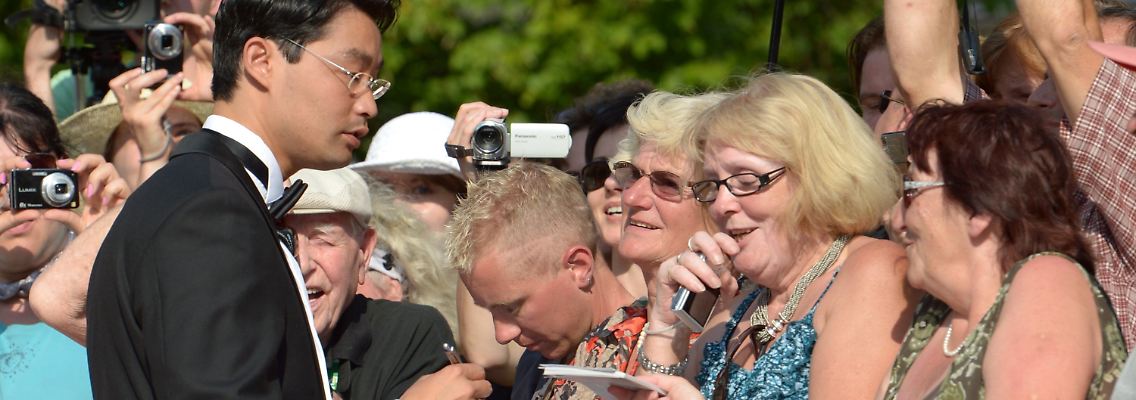 FDP-Chef Rösler im Kreise seiner Fans.