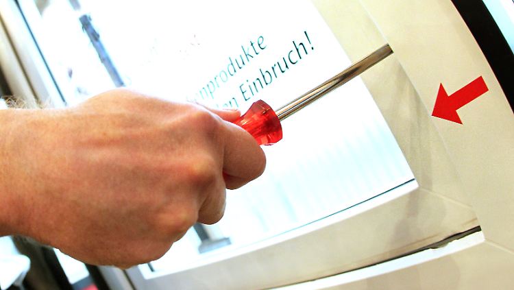 Wenn ein Fenster gekippt ist, lässt es sich besonders leicht aufhebeln.