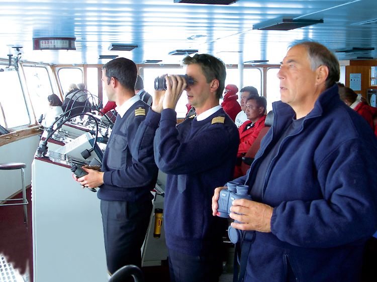 Besuch auf der Brücke: Wie hier auf der "MS Hanseatic" lassen sich Kapitän und Offiziere auch mal von den Passagieren über die Schulter schauen.