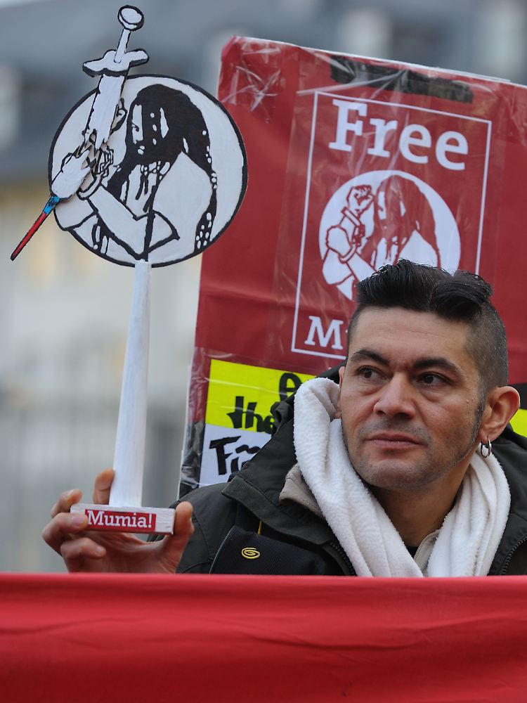 Mit einer symbolischen Todesspritze in der Hand demonstriert ein Gegner der Todesstrafe am 6. November 2009 vor dem US-Generalkonsulat in Frankfurt am Main für Mumia Abu-Jamal.